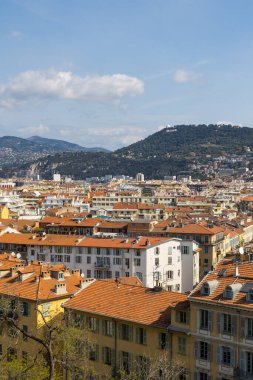 Nice 'in kuzey ve kuzeydoğu bölgelerinde Mont Gros ve Cote d' Azur Gözlemevi 'nin hakim olduğu panorama.