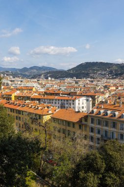Nice 'in kuzey ve kuzeydoğu bölgelerinde Mont Gros ve Cote d' Azur Gözlemevi 'nin hakim olduğu panorama.