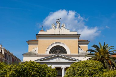 Paillon gezinti güvertesine bakan Madonna des Graces Kilisesi 'nin cephesi