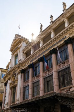 Saint-Francois de Paule sokağındaki Güzel Opera Binası 'nın önünde.