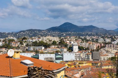 Nice şehrine tepeden bakan Chauve d 'Aspremont Dağı.