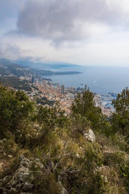 Bulutlu bir günde, La Turbie 'ye giden yürüyüş yolundan Monako manzarası