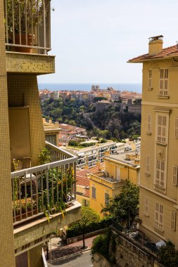 Monako 'nun tepelerinden iki bina arasındaki Monako Kayası manzarası
