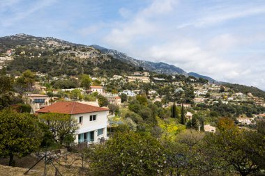 Monako tepelerinde La Turbie ve Beausoleil arasındaki dağ yamacındaki villalar.