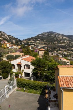 Monako tepelerinde La Turbie ve Beausoleil arasındaki dağ yamacındaki villalar.