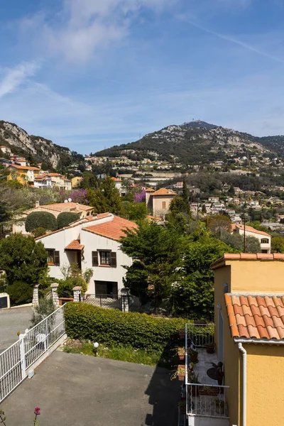 Monako tepelerinde La Turbie ve Beausoleil arasındaki dağ yamacındaki villalar.