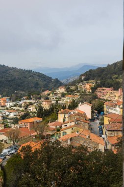 Augustus Ganimeti 'nin bulutlarının altındaki La Turbie köyü.
