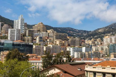 Dağların eteğindeki Monako kulelerinin manzarası.