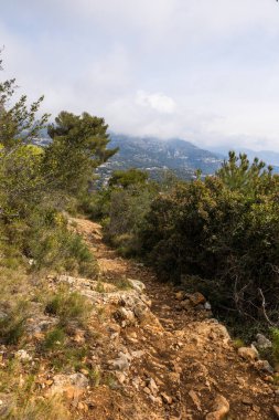 Bulutlu bir günde Monako 'dan La Turbie' ye yürüyüş yolu