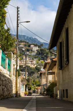 Beausoleil 'deki dağın eteklerindeki evler, Monako' nun tepelerindeki.