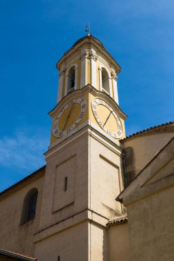 Saint-Michel de La Turbie kilisesinin çan kulesi alçak açılı.