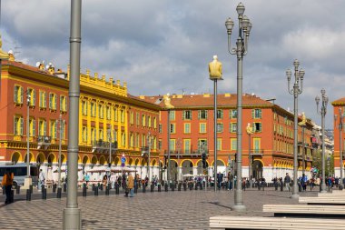 Massena Meydanı 'ndaki binaların kırmızı ve sarı cepheleri