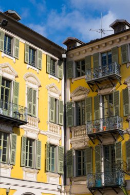 Vieux-Nice 'deki bir binanın sarı cephesi