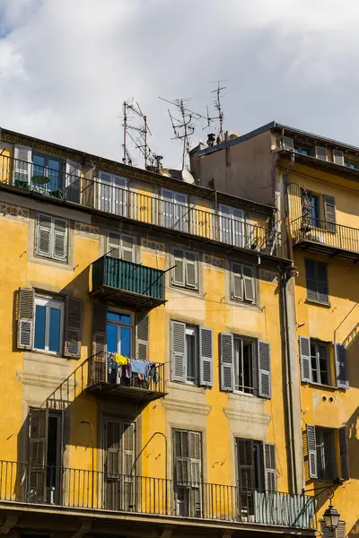 stock image Yellow facade of a building in Vieux-Nice