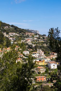 Eze 'deki Vallon du Duc villaları. Arka planda Tete au Chien zirvesi.