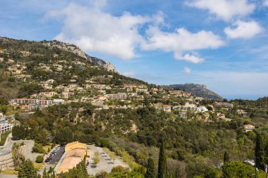 Eze 'deki Vallon du Duc villaları. Arka planda Tete au Chien zirvesi.