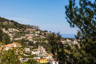 Eze 'deki Vallon du Duc villaları. Arka planda Tete au Chien zirvesi.