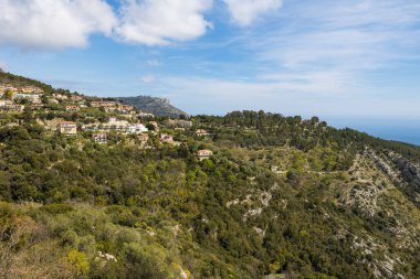 Eze 'deki Vallon du Duc villaları. Arka planda Tete au Chien zirvesi.
