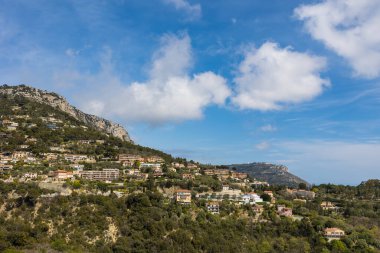 Eze 'deki Vallon du Duc villaları. Arka planda Tete au Chien zirvesi.