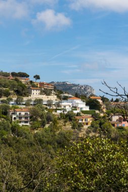 Eze 'deki Vallon du Duc villaları. Arka planda Tete au Chien zirvesi.