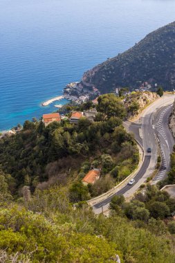 Orta Corniche 'den Eze' ye giden yol, sahil boyunca.