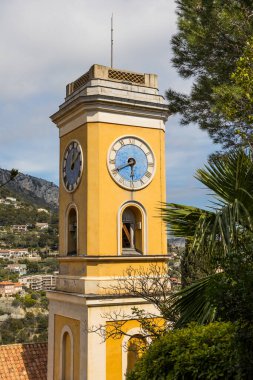 Eze 'deki Notre-Dame-de-l' Assomption kilisesinin egzotik bahçesinden çan kulesi.