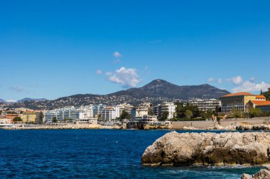 Liman Lympia bölgesinin rıhtımındaki binalar, arka planda Mont Chauve d 'Aspremont, Cap de Nice yolundan