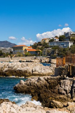 Liman Lympia bölgesinin rıhtımındaki binalar, arka planda Mont Chauve d 'Aspremont, Cap de Nice yolundan