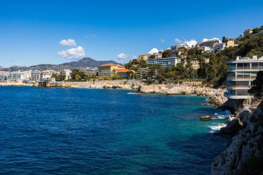 Liman Lympia bölgesinin rıhtımındaki binalar, arka planda Mont Chauve d 'Aspremont, Cap de Nice yolundan