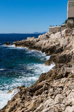 Cap de Nice 'in etrafındaki Rocky sahili.