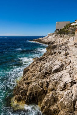 Cap de Nice 'in etrafındaki Rocky sahili.