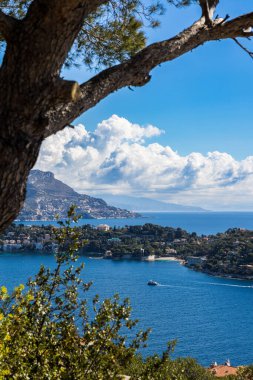 Nice 'deki Mont Alban' dan Villefranche-sur-Mer Yolu 'na giden küçük bir tekne.