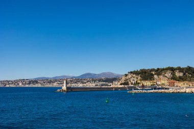 Baie des Anges 'in önündeki Lympia Limanı' nın girişini gösteren güzel bir deniz feneri.