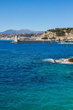 Baie des Anges 'in önündeki Lympia Limanı' nın girişini gösteren güzel bir deniz feneri.