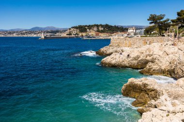 Baie des Anges 'in önündeki Lympia Limanı' nın girişini gösteren güzel bir deniz feneri.
