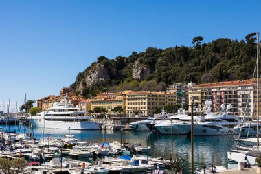 Nice Limanı 'ndaki yatlar, Colline du Chateau' nun eteklerinde.