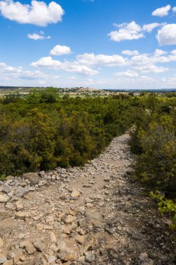 Gallargues-le-Montueux köyünden Ambrussum oppidum 'un yükseklerinden, çalılıkların merkezine.