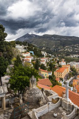 Menton 'daki tepedeki villalar, Eski Şato Mezarlığı' ndan.