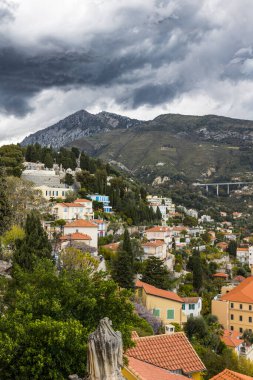 Menton 'daki tepedeki villalar, Eski Şato Mezarlığı' ndan.