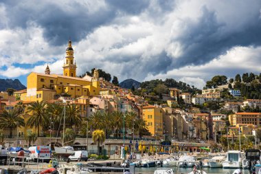 Eski Menton kasabası ve onun Aziz Mikail Bazilikası Eski Liman 'dan siyah bulutların üzerinde