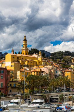 Aziz Mikail Menton Başmelek Bazilikası. Güneş tarafından aydınlatılan kara bulutlar.