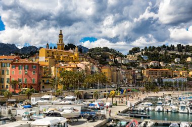 Aziz Mikail Menton Başmelek Bazilikası. Güneş tarafından aydınlatılan kara bulutlar.