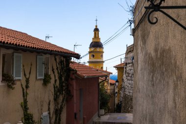 Aziz Mikail Bazilikası 'nın renkli çan kulesi.