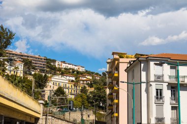 Menton 'daki Avenue de la Gare' den Terres Chaudes bölgesindeki binalar.