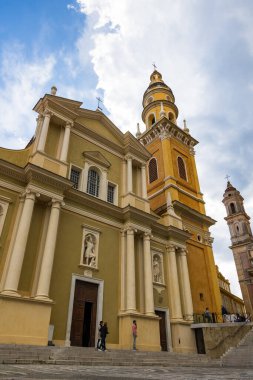 St. Michael 'ın renkli yüzü Menton Başmelek Bazilikası