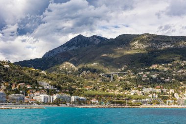 Menton 'daki Garavan Körfezi' nin yukarısında bulutlu bir gökyüzü