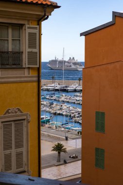 Eski kasabanın sokaklarından Menton yakınlarında bir gemi turu.