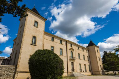 Restinclieres Şatosu ve ormanlık parkı, şimdi Prades-le-Lez 'de bir departman mülkü.