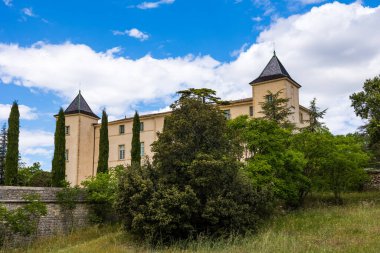 Restinclieres Şatosu ve ormanlık parkı, şimdi Prades-le-Lez 'de bir departman mülkü.