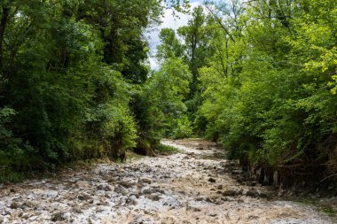 Lirou Nehri, Domaine 'den ayrılan de Restincleres Nehri' nde tamamen kurudur.